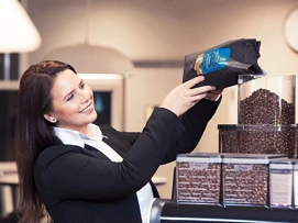 receptionist som fyller på kaffe