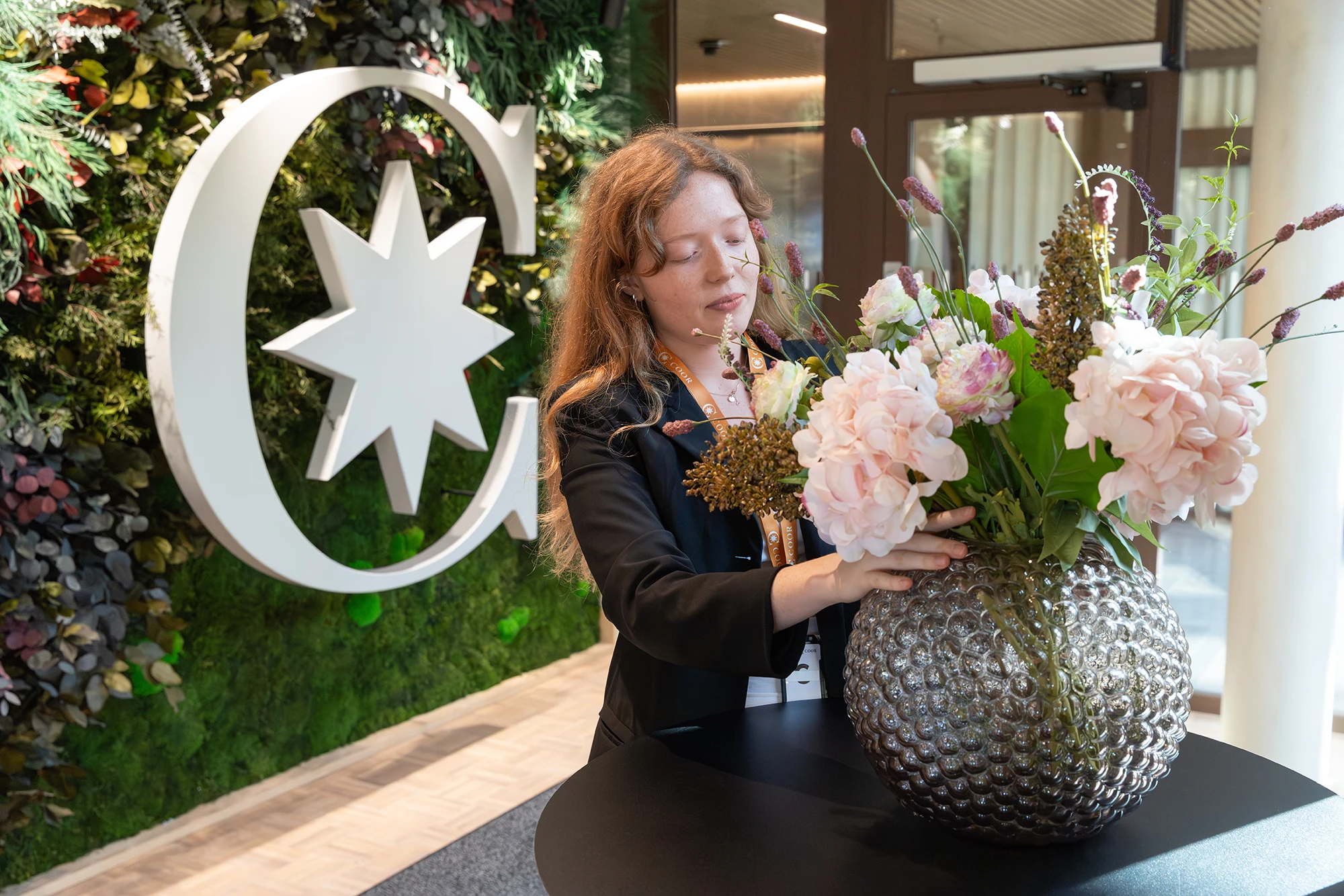 receptionist som fyller på kaffe