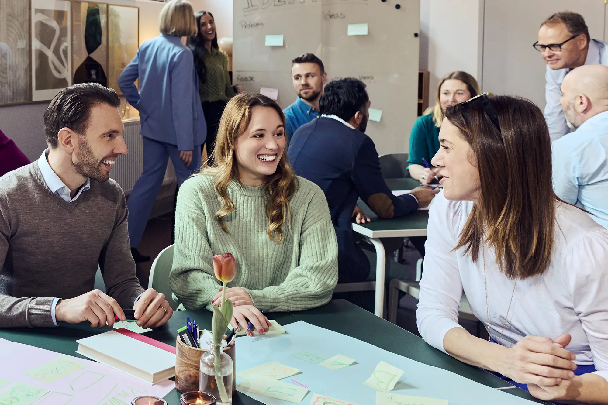 Ett flertal medarbetare h&aring;ller workshop p&aring; ett kontor.