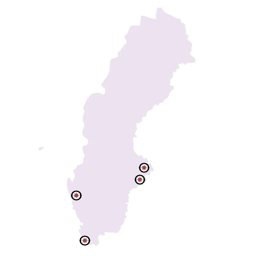 En receptionsdisk med två av Middlepoints medarbetare som hjälper en besökare.