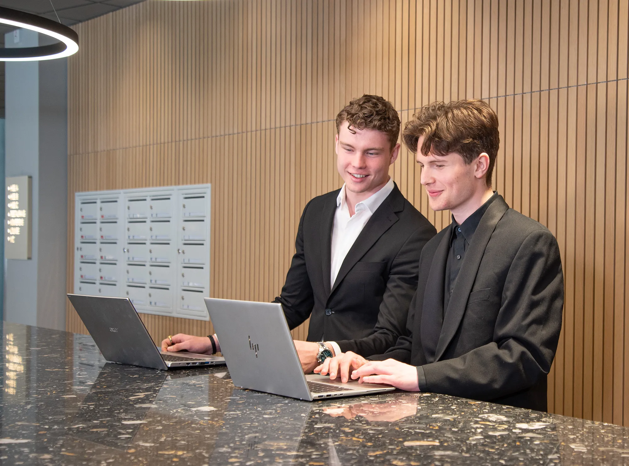 Två receptionister från Middlepoint bakom en receptionsdisk.