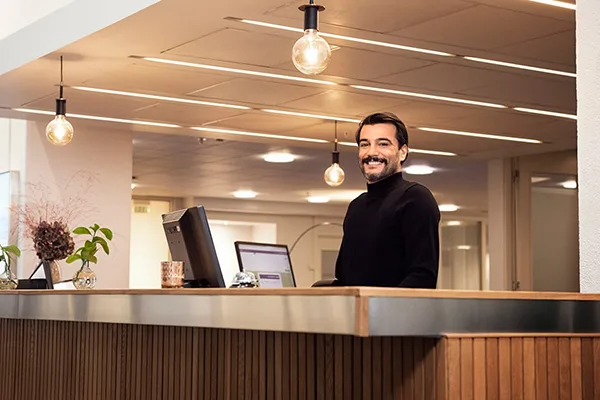 En av Middlepoints medarbetare bakom en concierge-disk.